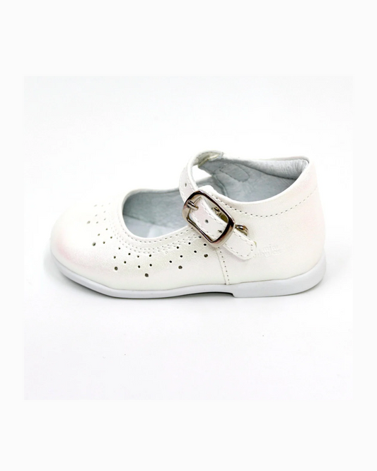 zapato blanco nacar con perforaciones, hebilla dorada