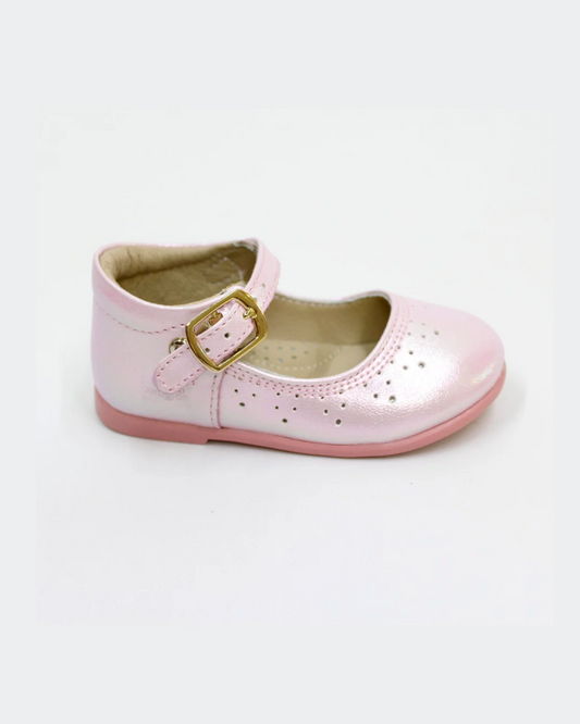 zapato rosa nacar con perforaciones, hebilla dorada