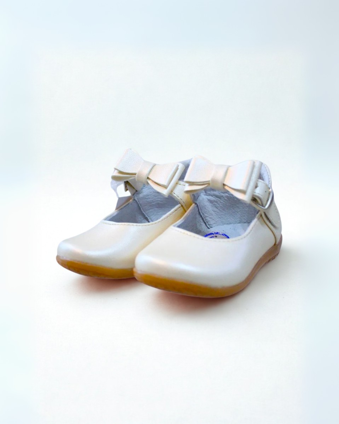 zapato color beige tipo perla, con moño y cierre de velcro