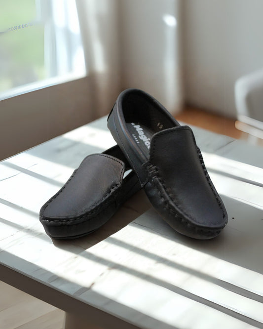 mocasín color negro, piel sintética
