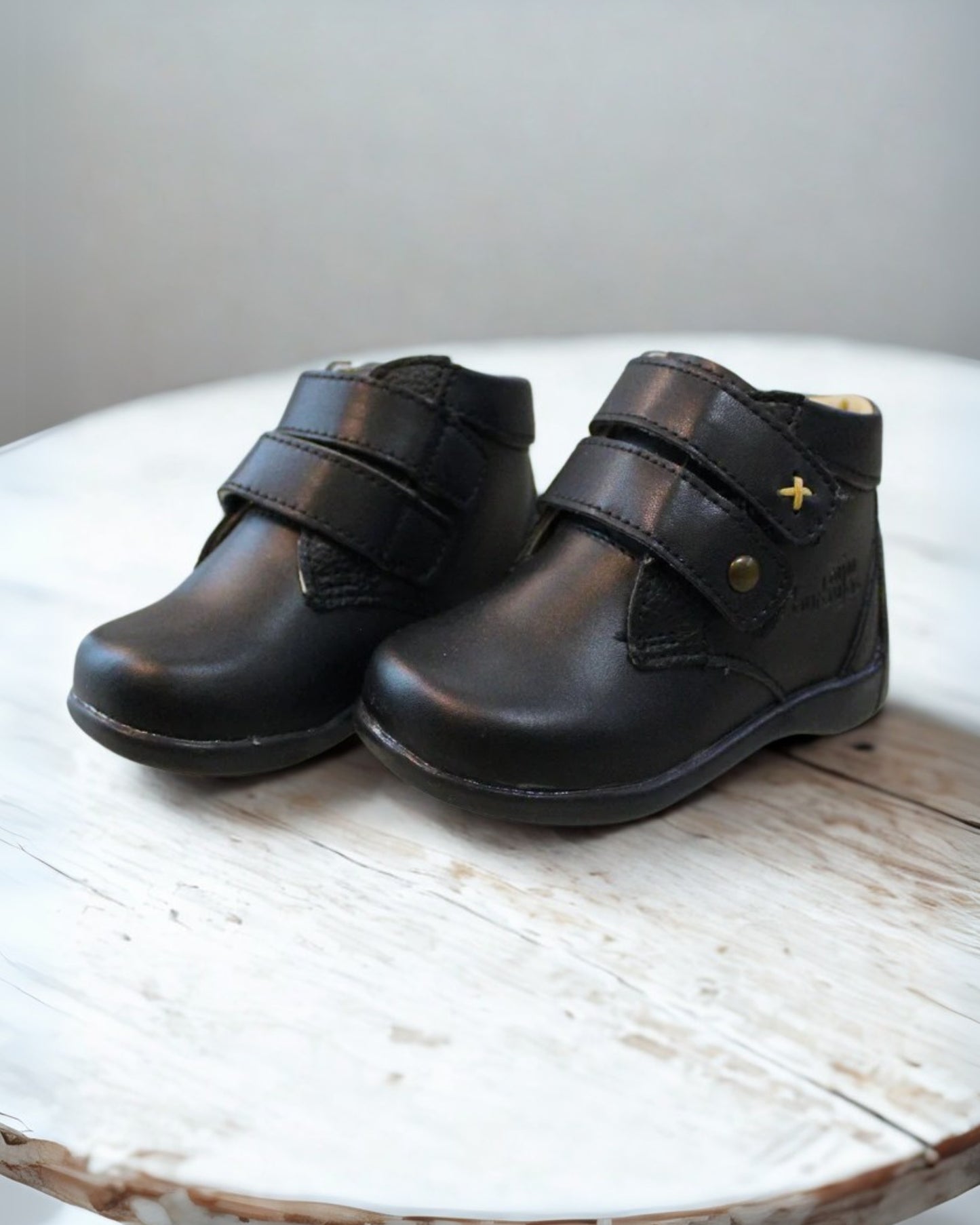 bota negra doble velcro para niño